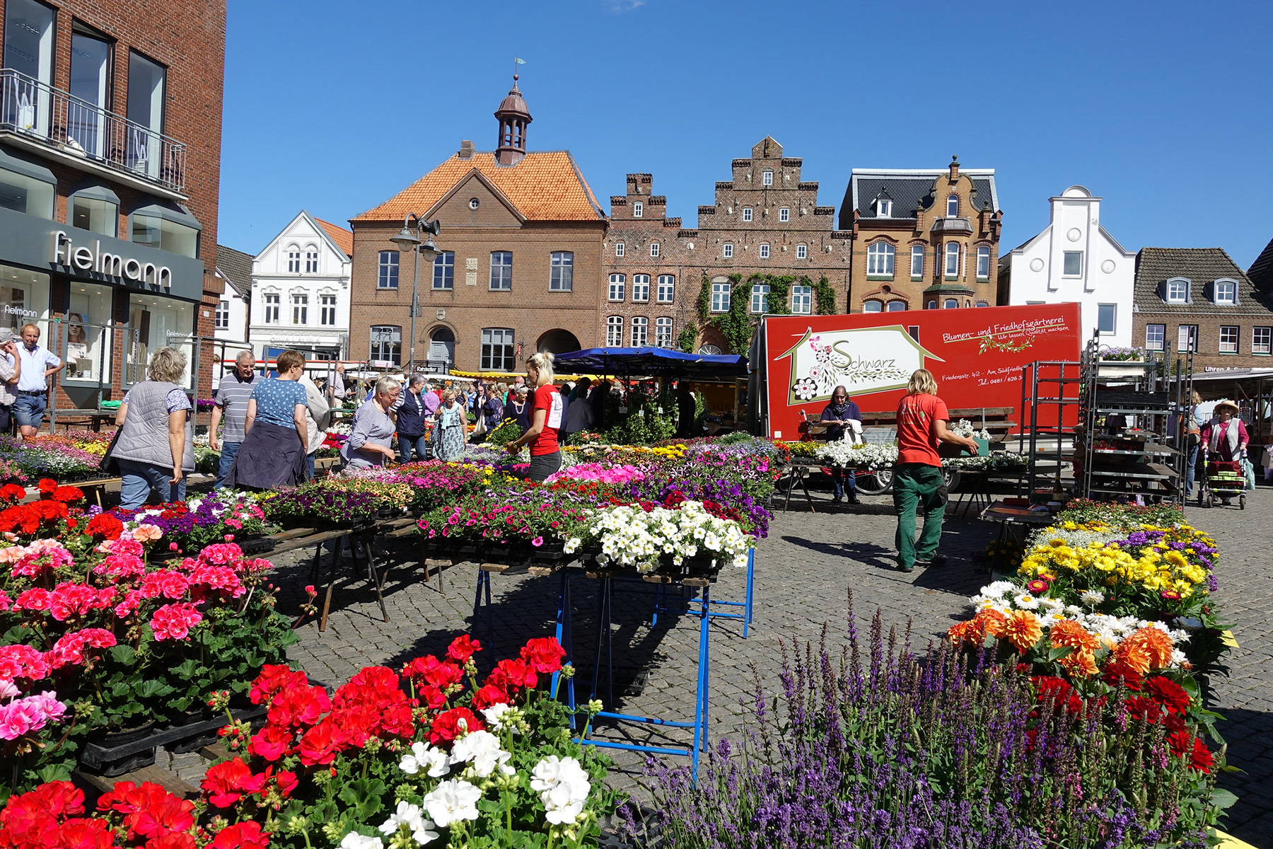Emsiges Treiben auf dem Markt von Husum.