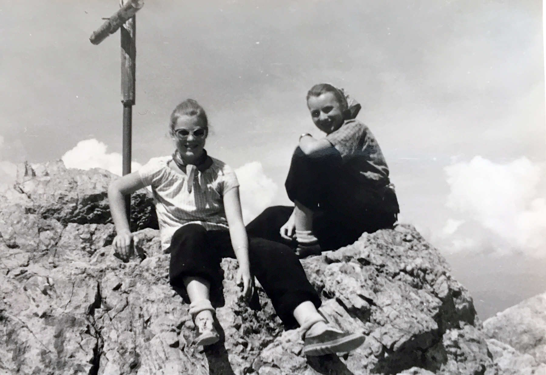 Brigitte und Mami auf der Mädelesgabel 1952