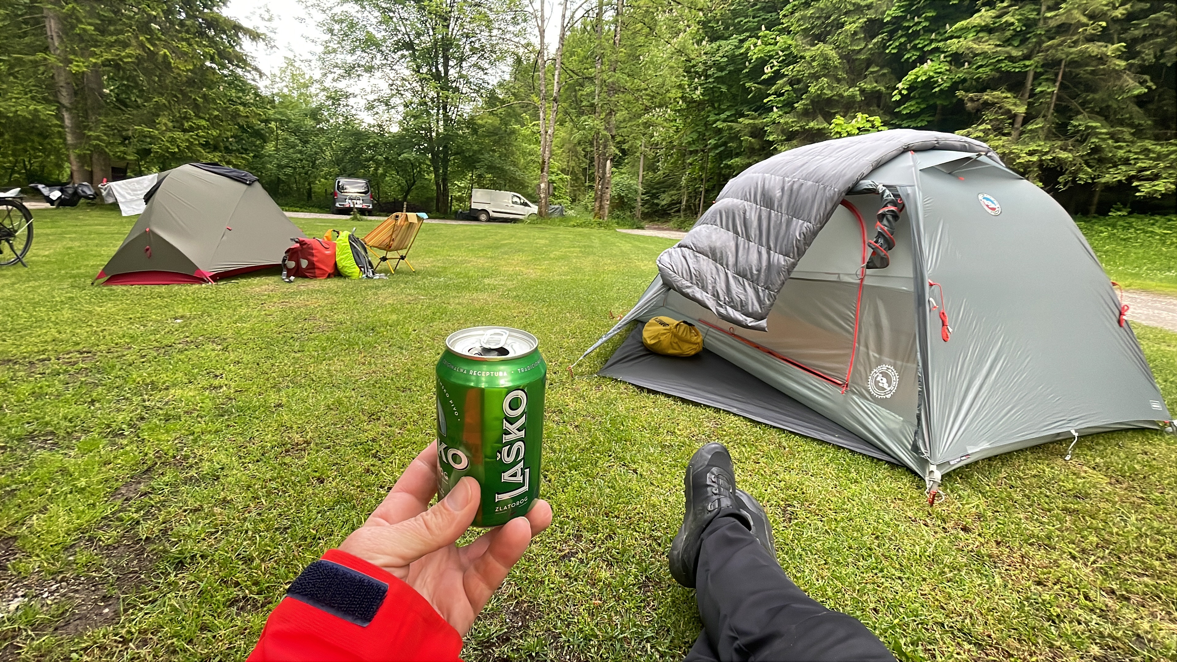 Zeltaufbaubierchen auf dem Natura Eco Zeltplatz