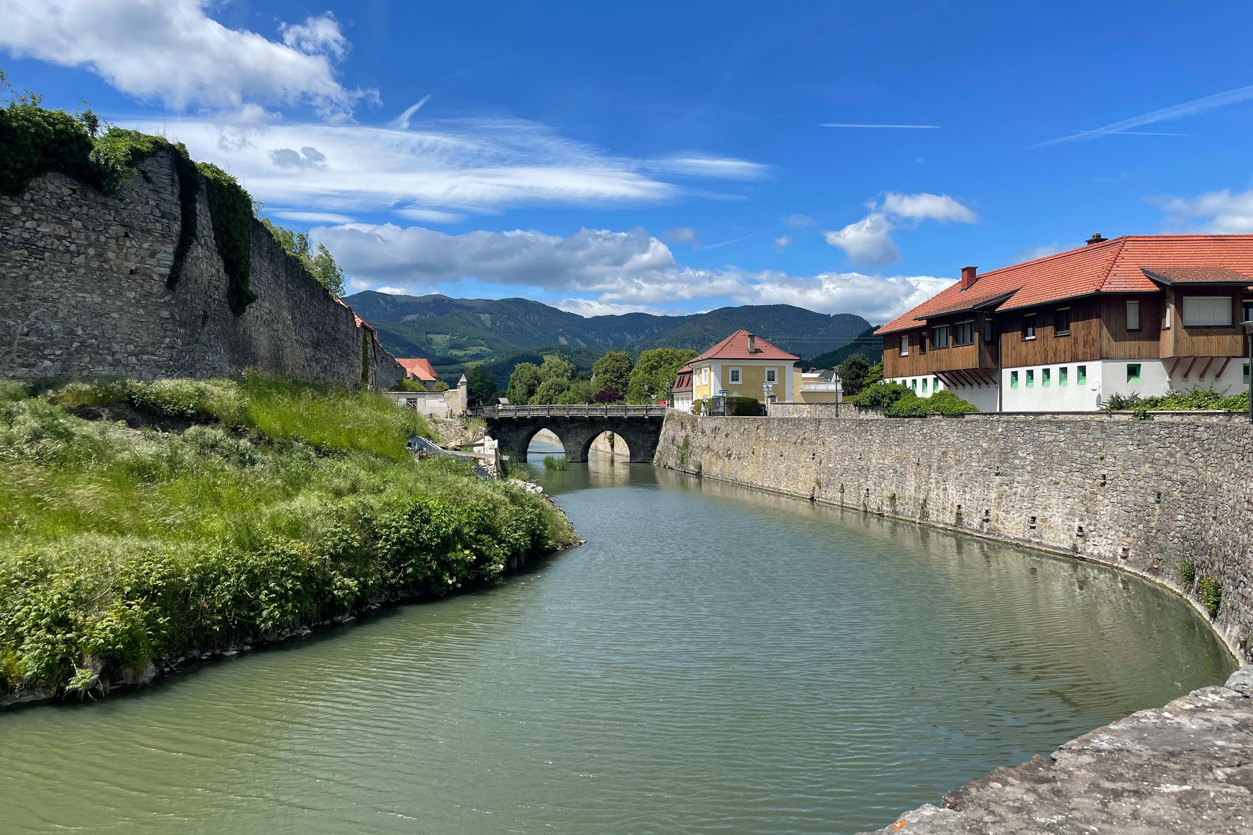 Wassergraben um Friesbach